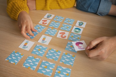 high-angle-kid-playing-memory-game (1)